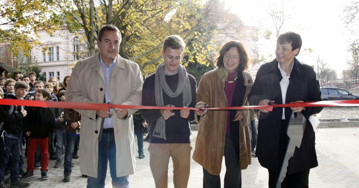 690 HelmholtzGymnasium Feierliche Einweihung des „Klassenhauses