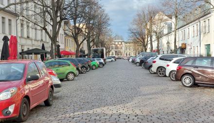 Dortustraße in Potsdam mit parkenden Fahrzeugen auf beiden Seiten