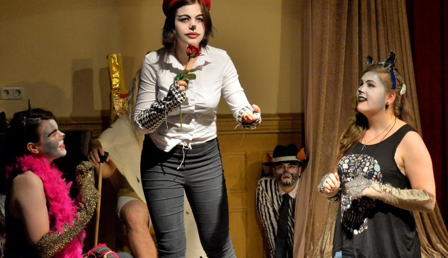Szenenprobe für das Musical CATS Verkleidete Sänger:innen proben für das Musical Cats