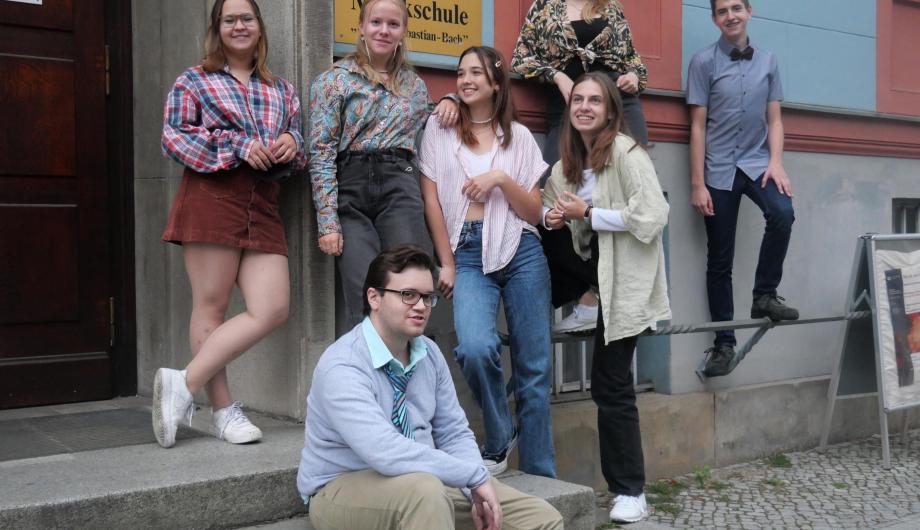 Das Vokalensemble "StimmtSo!" Junge Erwachsen des Vokalensemble "StimmtSo!" vor dem Eingang der Städtischen Musikschule