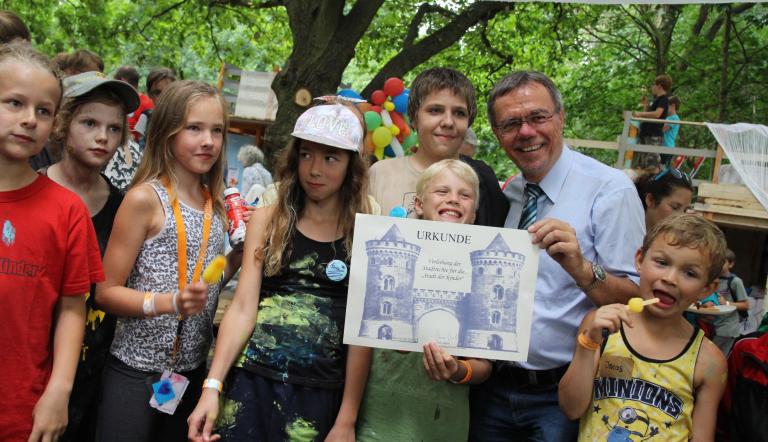 Bürgermeister Burkhard Exner verleiht das Stadtrecht für die "Stadt der Kinder". Foto: Landeshauptstadt Potsdam, Christine Homann