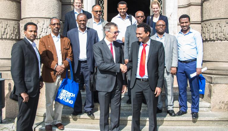 Bürgermeister Burkhard Exner empfängt die Äthiopische Delegation vor dem Rathaus