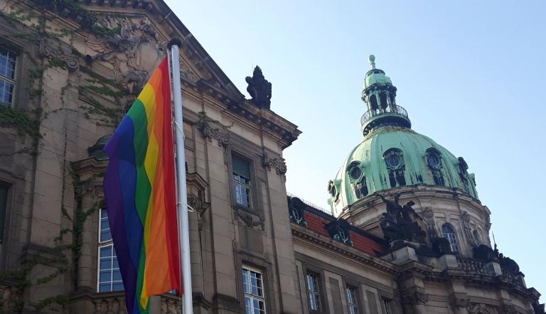 Buntes Potsdam: Die Regenbogenflagge vor dem Rathaus. Buntes Potsdam: Die Regenbogenflagge vor dem Rathaus.