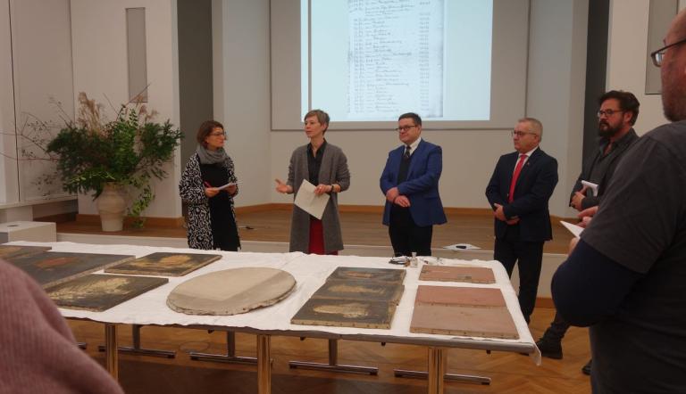 15 verschollene Gemälde aus dem früheren Potsdamer Garnisonmuseum entdeckt. Foto Landeshauptstadt Potsdam/Susanne Städler 15 verschollene Gemälde aus dem früheren Potsdamer Garnisonmuseum entdeckt