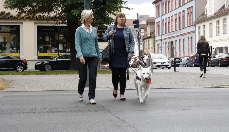 Elona Müller-Preinesberger und Nicole Einbeck mit Blindenführhund