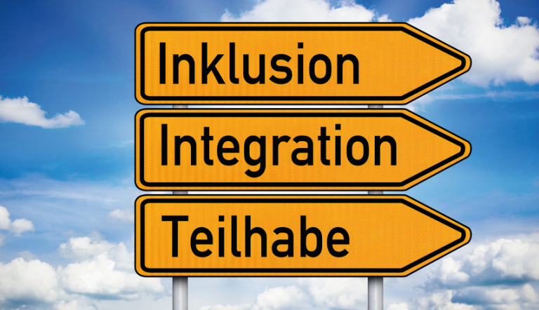 Inklusion, Integration, Teilhabe Drei Vrkehrspfeile mit den Worten: Inklusion, Integration, Teilhabe