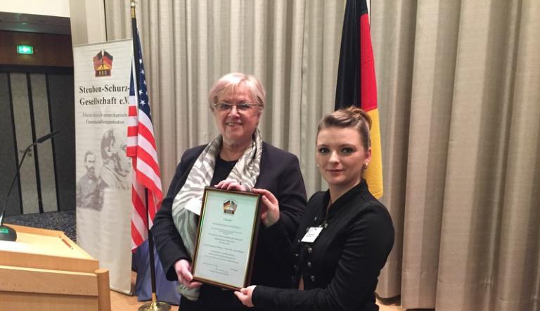Preisverleihung in Frankfurt: Birgit Müller (l.) und Isabell Sommer haben die Ehrung für die aktivste deutsch-amerikanische Städtepartnerschaft 2016 entgegen genommen.