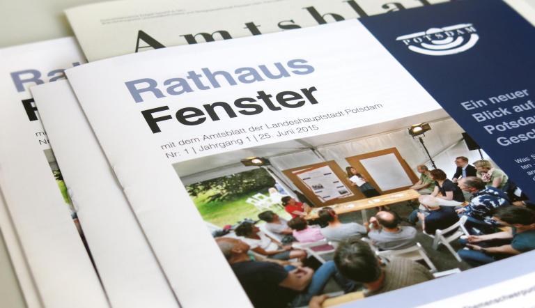 "Rathaus Fenster" mit Amtsblatt