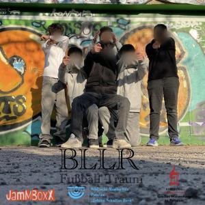 Auf einem CD-Cover posieren 6 männliche Jugendliche mit imaginären Waffen im Anschlag. Ihre Gesichter sind unkenntlich gemacht