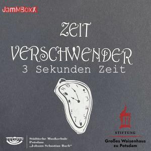 Ein CD Cover: Auf einem schlicht gemalten grauen Hintergrund sehen wir weiß gezeichnet eine zerflossene Taschenuhr