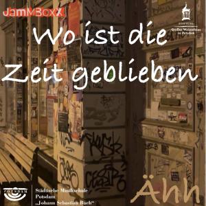 Ein CD Cover: Wir sehen schräg auf eine Altbau-Ladenlokal im etwas schummrigen Laternenlicht
