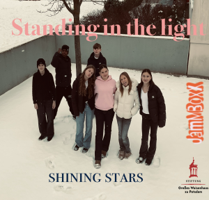 Ein CD Cover: Auf einem Bandfoto sehen wir 7 Jugendliche, die im Schnee posieren
