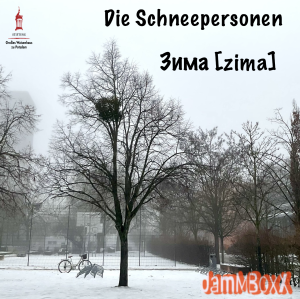 Ein CD Cover: Auf einem Foto sehen wir Schnee, einen Baum ohne Blätter und im Hintergrund Sportanlagen. Information: Der gedruckte Titel Wort ZIMA ist eingeklammert - es ist Lautschrift.