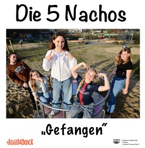 Ein CD Cover: Auf einem Bandfoto sehen wir die Bandteilnehmerinnen, die auf einem Spielplatzgerät posieren