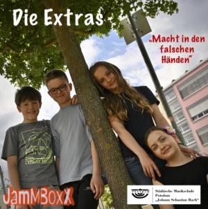 CD-Cover: 4 junge Bandmitglieder sind unter einem Baum und schauen uns an