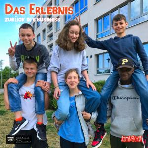 Das Erlebnis - "Zurück ins Business" Sechs Jugendliche posieren auf einem blau-bunten CD Cover vor dem Musikschulgebäude. Je drei von ihnen haben eine Klassenkamerad:in auf den Schultern.