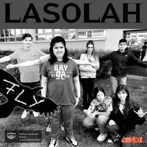 LASOLAH - "Fly and flap the wings" Eine sechsköpfige Jugendband posiert vor der Städtischen Musikschule. Einige haben ihre Arme ausgebreitet. Das Bild ist Schwarzweiss.
