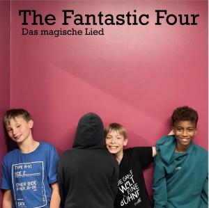 Vier Jungen posieren fröhlich vor einer roten Wand, einer steh mit dem Rücken zum Betrachter.