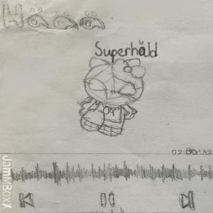 Bleistiftzeichnung auf zerknittertem Papier. Unten eine gezeichnete Audiowellenformen und Bedienelemente einer Audiosoftware. Darüber ein Gnom-antiker gezeichneter Superheld - sein Name ist absichtlich etwas blöd mit "ä" geschrieben.