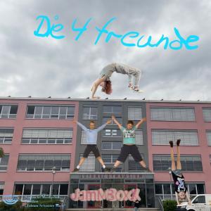 Eine Fotocollage: vor und auf einem Schulgebäude machen 4 Jugendliche Handstand, Flickflack und andere Übungen