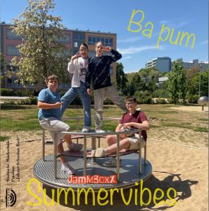 2 Jungen und 2 Mädchen posen auf einem Spielplatzkarussell.