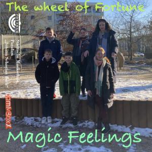 CD-Cover: Auf winterlichem Spielplatz posieren sechs Jugendliche für ein Gruppenfoto