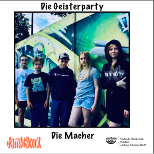 JamMBoxX 2024 NGP: Die Geisterparty Fünf Fünftklässler*innen posieren cool vor einem Graffiti. Die Farben sind etwas unnatürlich und darum gespenstisch.