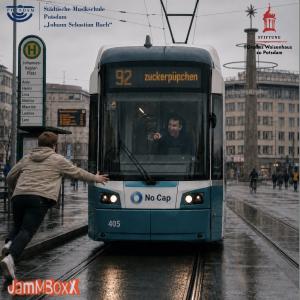 CD-Cover: Auf einem KI generierten Foto sehen wir wir einen Menschen auf eine Straßenbahn zurennen. Der Fahrer zeigt hämisch auf die Person. Zielort der Bahn "Zückerpüpchen". Auf dem Haltestellenschild stehen Vornamen der Bandmitglieder