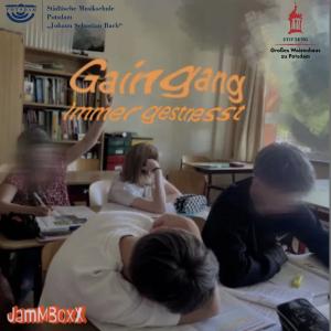 CD-Cover: 4 junge Schüler*innen sind mit verzweifelten Posen unscharf an ihren Schultischen zu sehen