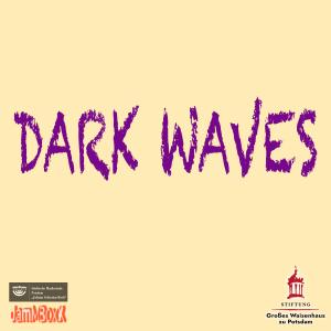 Ein CD Cover: Auf einem schlicht gemalten Beige steht der Titel in Lila Kreide geschrieben