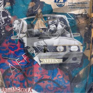 Die Affengang Das CD-Cover zeigt eine sehr kunstvolle grafische Collage. Im Zentrum ist unter anderem ein autofahrender Affe zu sehen.