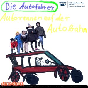 Die Autofahrer Auf dem Dach eines mit Filzstift frech gekritzelten Rennautos stehen die fotografierten 5 jungen Bandmitglieder.