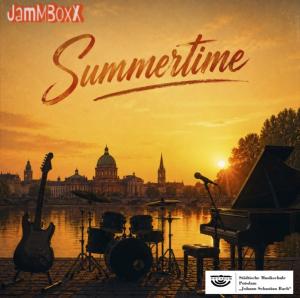 CD-Cover. Vor einer schönen alten Stadtkulisse mit Fluß im Sonnenuntergang stehen die Instrumente einer Jazz-Band