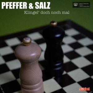 Pfeffer und Salz Auf einem Schachbrett sehen wir zwei hölzerne Salz- und Pfefferstreuer als Spielfiguren
