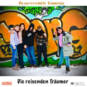 Die reisenden Träumer Die fünf Mitglieder der Band posieren absichtlich etwas verrückt vor einer bunten Graffitiwand.