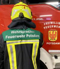 Feuerwehrmann an der Tür eines Einsatzfahzeuges