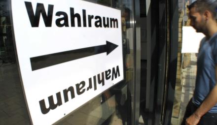 Hinweisschild Wahlraum
