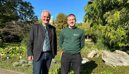 Umweltbeigeordneter Bernd Rubelt und Ole Rochlitz, Auszubildender zum Gärtner Fachrichtung Garten- und Landschaftsbau