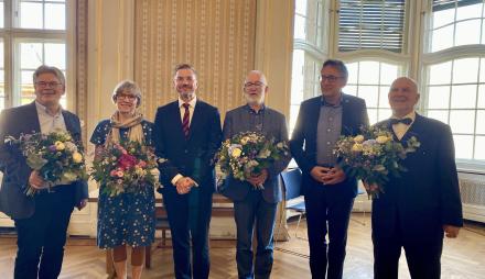 Oberbürgermeister Mike Schubert mit Anette und Stephan Flade, Reinhard König und Bernhard Fricke bei der Eintragung ins Goldene Buch.