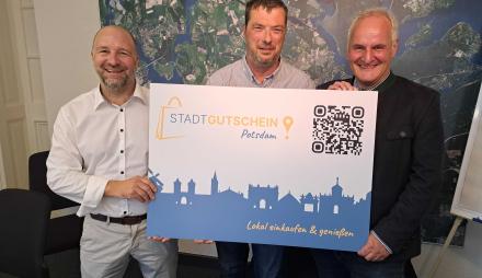 Der Beigeordnete für den Geschäftsbereich Stadtentwicklung, Bauen, Wirtschaft und Umwelt, Bernd Rubelt, der Leiter der Wirtschaftsförderung, Stefan Frerichs und Eike Neubarth, Vorstandsvorsitzender der Händlergemeinschaft ici! Potsdam gaben am 26. September den Startschuss für den digitalen Einkaufsgutschein in Potsdam.
