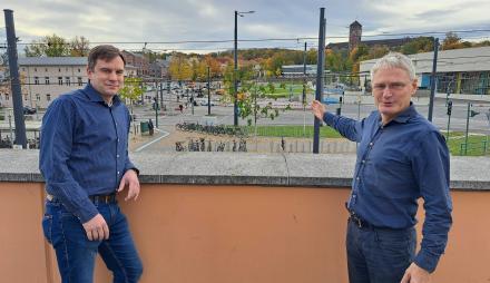 Thomas Schenke und Andreas Olm erläutern die Umstellung der Verkehrsführung am Leipziger Dreieck, die spätestens am 9. November 2023 abgeschlossen sein wird.