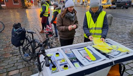 Aktion „FahrRad-Licht“ als Teil der „Landesweiten Tage der Sichtbarkeit“ am 23. November vor dem Nauener Tor in Potsdam.