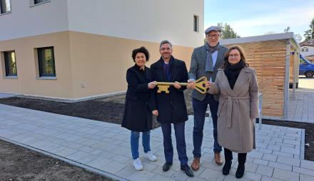 Brigitte Meier, Mike Schubert, Bert Nicke und Sandra Jacob bei der Einweihung Sonderbauprogramm Gluckstraße