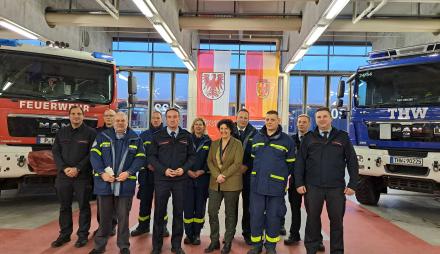 Brigitte Meier, Beigeordnete für Ordnung, Sicherheit, Soziales und Gesundheit, Ralf Krawinkel, Fachbereichsleiter der Feuerwehr, Jürgen Coym, Leiter der Regionalstelle des Technischen Hilfswerks, und Felix Lamm, Ortsbeauftragter des Ortsverbandes Potsdam, sowie weitere Kameradinnen und Kameraden von der Feuerwehr Potsdam und dem Technischen Hilfswerk.
