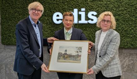 EDIS Netz GmbH schenkt Werke von Fritz von Gontard an das Potsdam Museum. V.l.n.r.: Hannes Wittenberg, Dr. Hendrikje Warmt und Daniela Zieglmayer