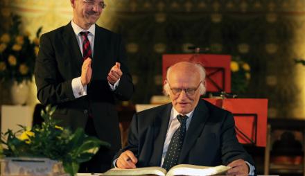 Klaus Büstrin trägt sich ins Goldene Buch ein