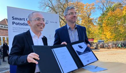 Ralf Thieme, Vorstand Personenbahnhöfe der Deutschen Bahn, und Oberbürgermeister Mike Schubert mit den unterschriebenen Verträgen.