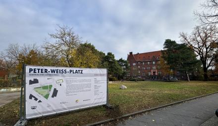 Ein Bauplakat, dass über den Baubeginn am Peter-Weiss-Platz informiert.