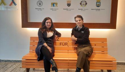 Claudia Sprengel und Bianca Strzeja sitzen auf der "Bank für Respekt" im Foyer der Edisonallee.. 