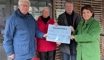 Übergabe der Spendengelder durch Hartmut Große und Peter Mundt vom Seniorenbeirat an Frau Katharina Slanina, die Suppenküche der Volkssolidarität